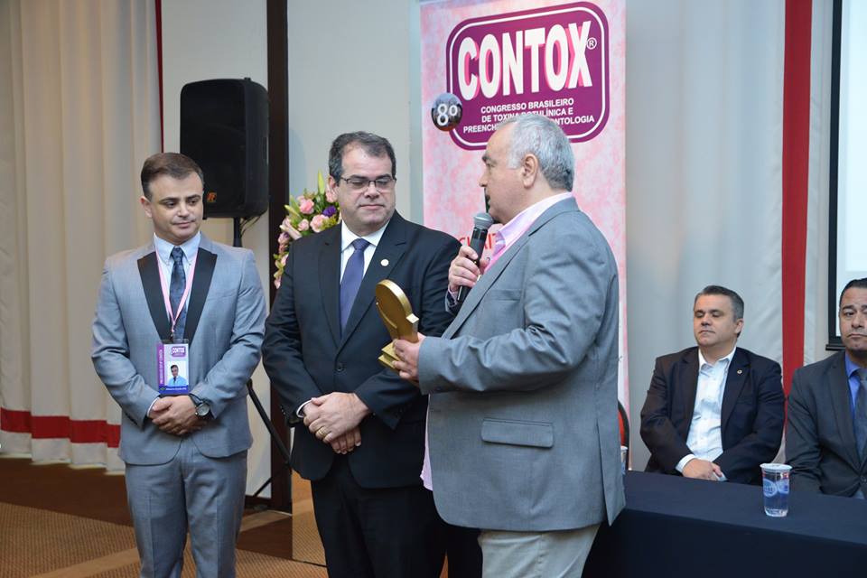 Juliano do Valle Presidente do CFO recebendo prêmio Contox em 2017 - Resolução 198 do CFO