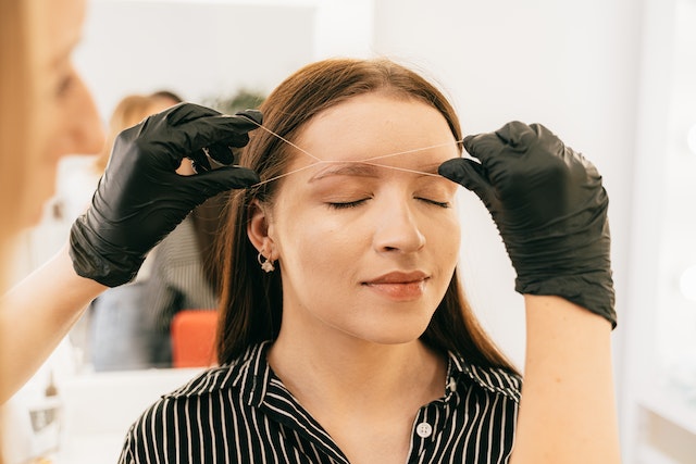 You are currently viewing Lifting facial com fios – As 5 vantagens no rejuvenescimento facial