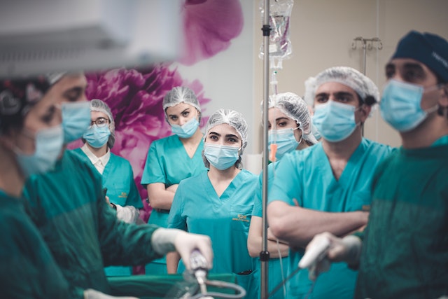 You are currently viewing Guerra – Cirurgiões plásticos voluntários embarcam em viagem a Ucrânia